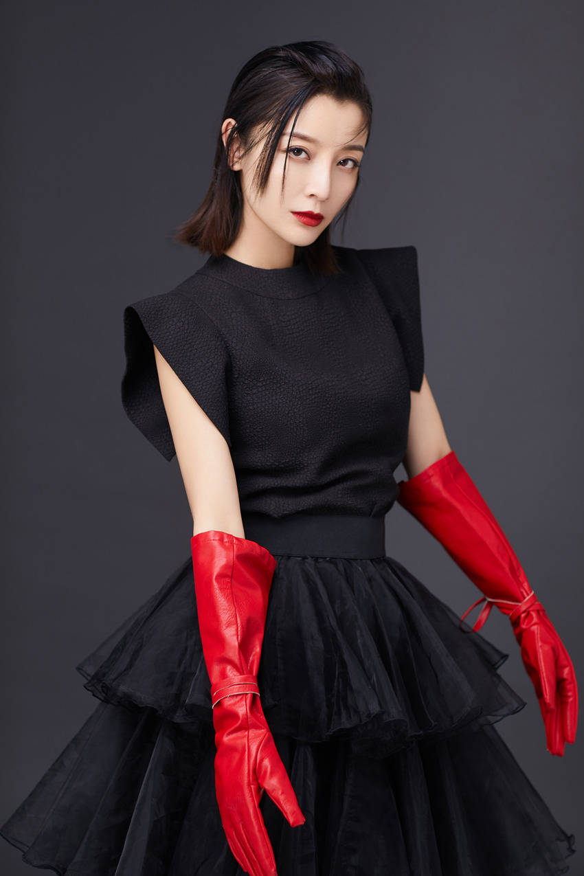 高晓菲新写真复古与时尚完美结合 演绎"赤色浪漫"