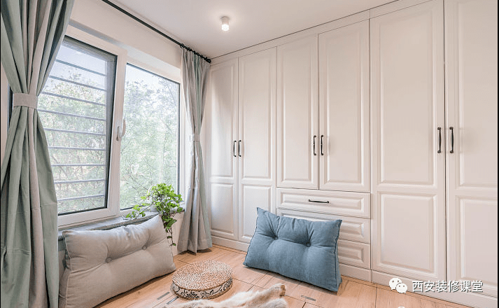 一副超大的斑马挂画斜靠侧墙,提升空间高级感,顶天立地的吸塑门衣柜