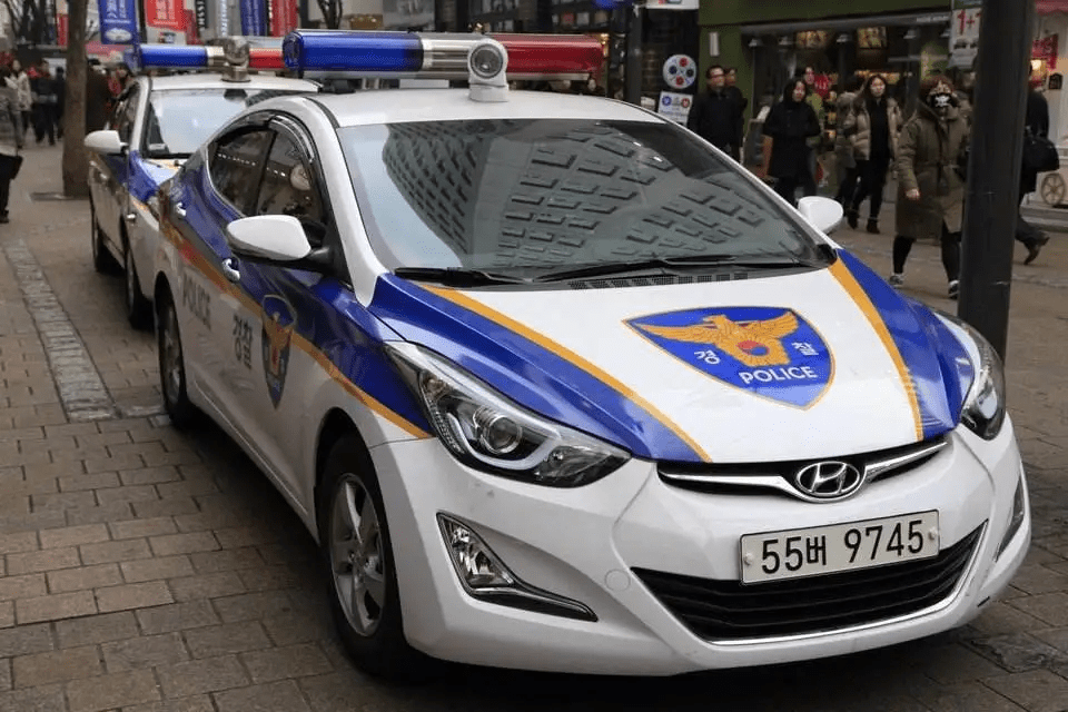 韩国警车的选择比较热衷于本土品牌,巡逻车大多使用的本土汽车品牌