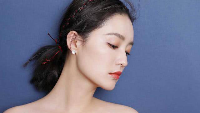 李沁的头发不算太长,她扎起了一个低马尾,尽显自身的慵懒和随性.