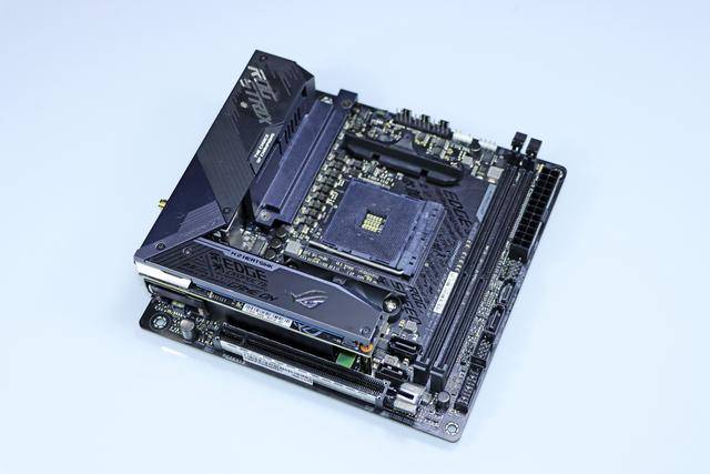 华硕的 rog strix x570-i gaming 隶属于 华硕最高的产品线序列