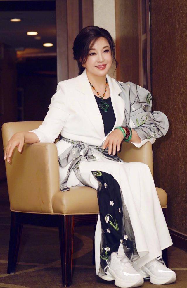 64岁刘晓庆越发不低调条纹西装搭半身裙气质不比少女差