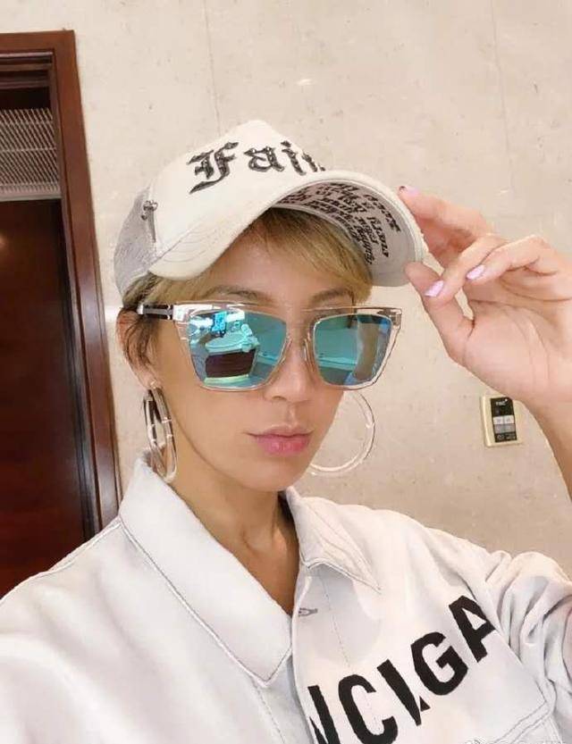 李玟520剪短发!秒变假小子和昔日差别大,发文略显伤感