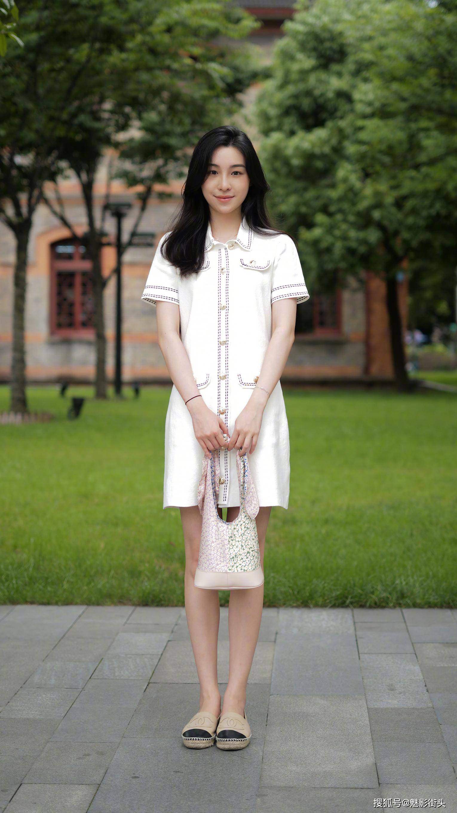 夏天穿白色连衣裙的美女,不显胖还带来了非常好的清凉效果