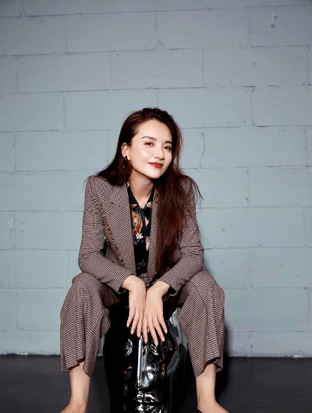 孙茜真是不老女神,穿格子西服套装内搭印.