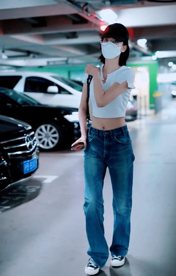 乔欣身穿白色露脐装现身机场,秀出完美身材,闪耀迷人!_牛仔裤