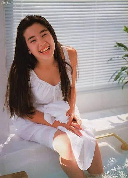 宫泽理惠18岁被亲妈骗去拍裸体写真直到27岁才找回自我