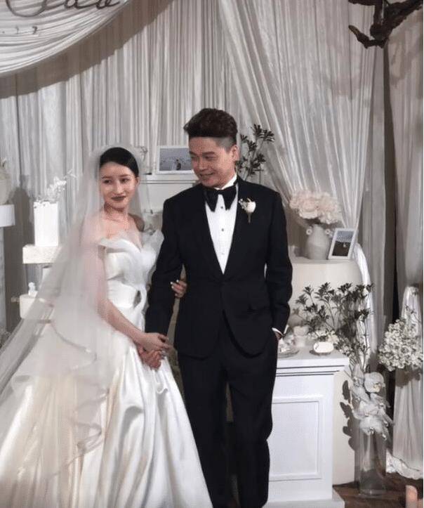 王牌对王牌主持人沈涛结婚照曝光老婆竟是为他递话筒的女孩