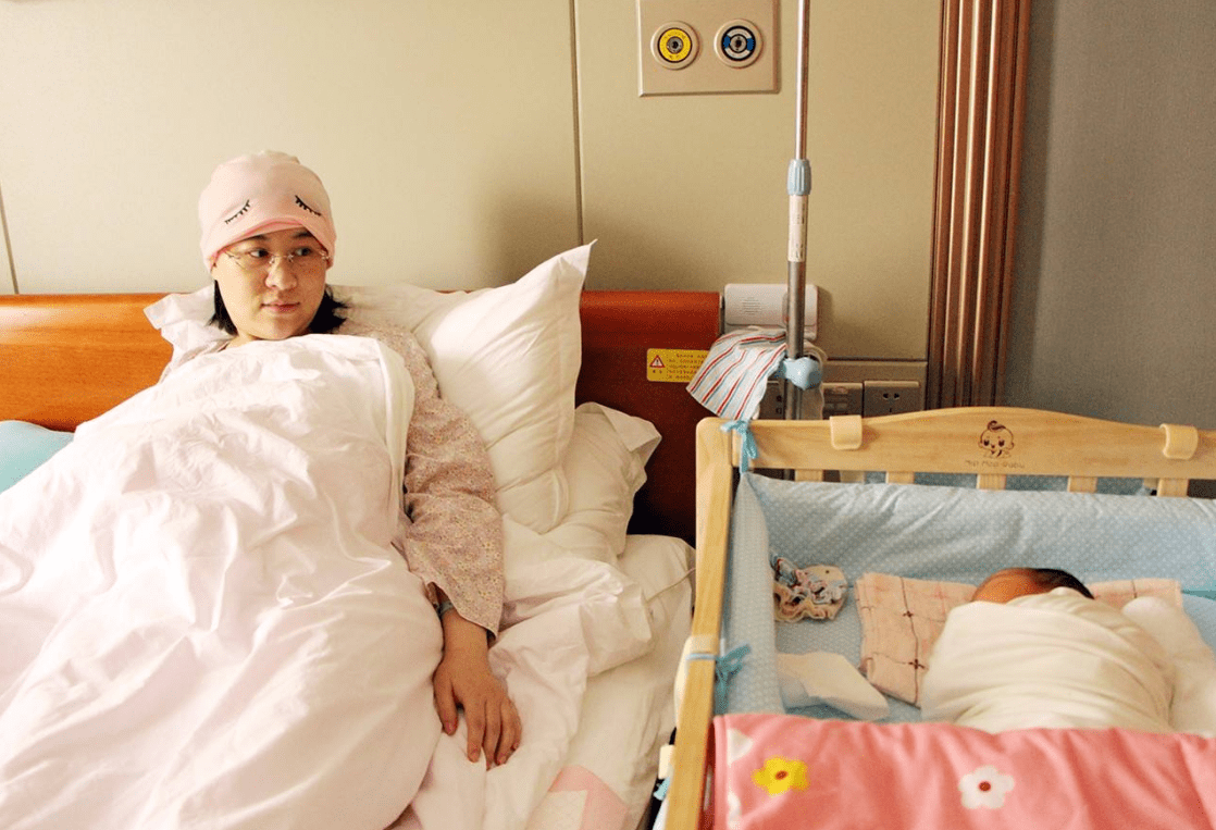 妻子生产丈夫在一旁抓拍三张经典照片泪崩母亲真伟大