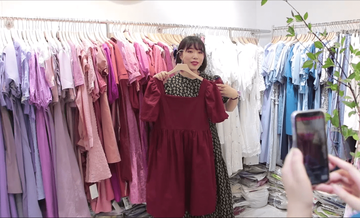 杭州四季青服装市场淘宝店主许佳在镜头前向客户展示穿搭商家的数字化