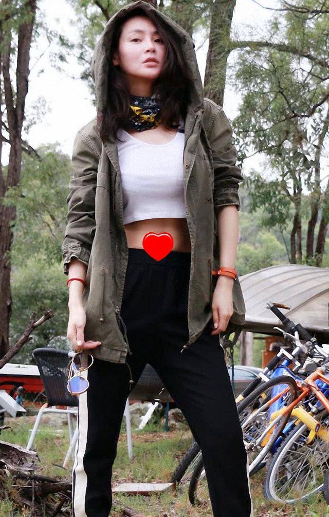 37的于明加身材"耀眼"红色无袖连体裤穿出超模身材,气场太强大