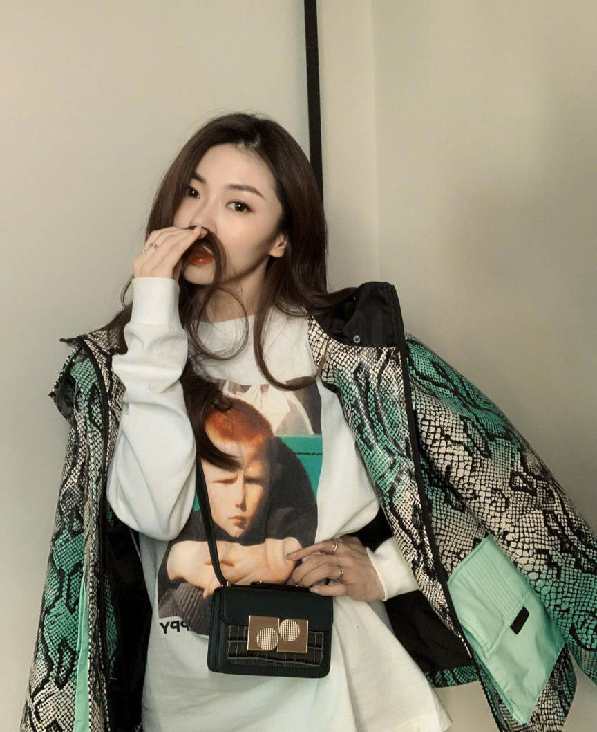 原创郑恺官宣结婚前女友程晓玥上了热搜没想到却被她的穿搭圈粉了