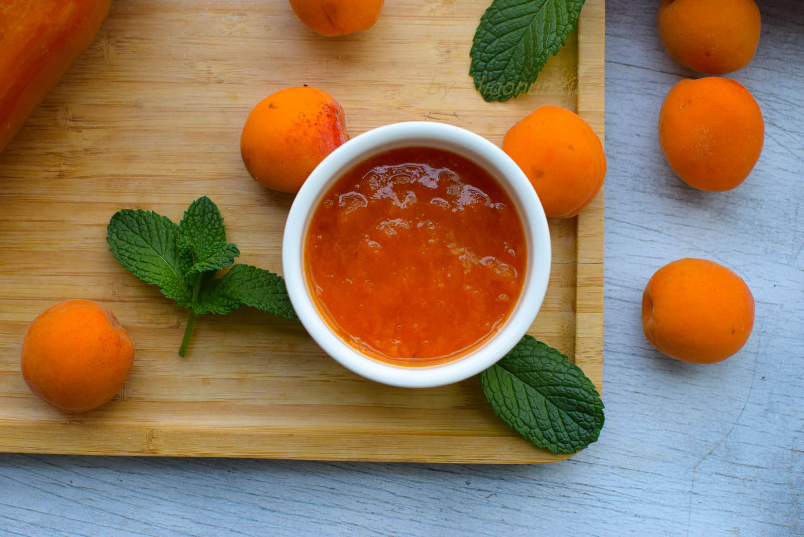 材料说明:杏要熟透的比较好,如果是青杏,涩味太重,煮出来不太好吃.