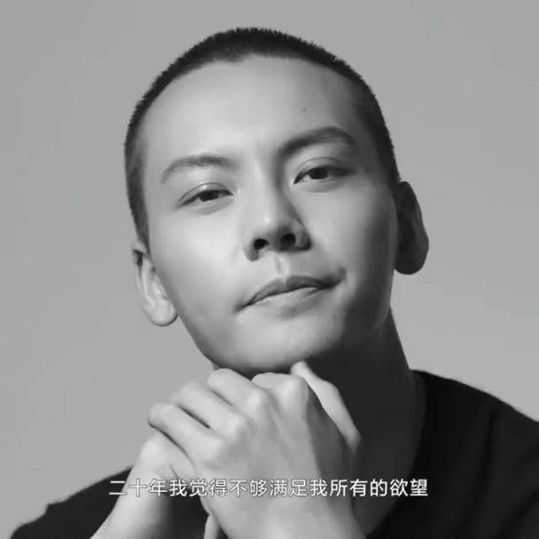陈伟霆再拍黑白风广告 尝试寸头造型挑战普通话