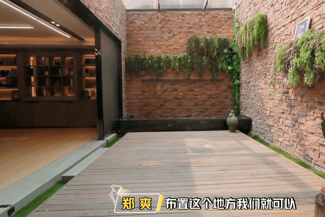 郑爽三层别墅曝光,客厅大如篮球场,家中有沙滩,打造网红圣地