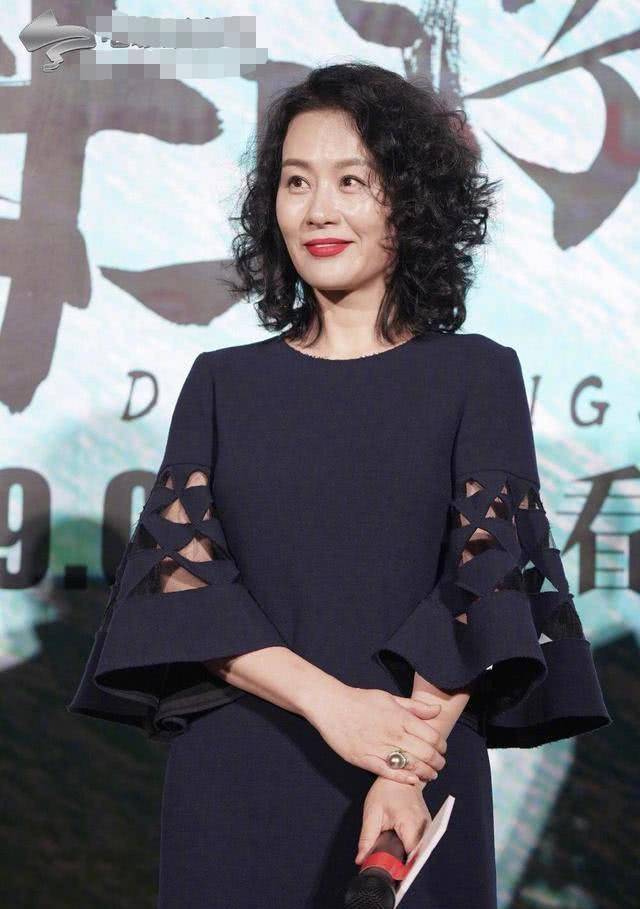 邬君梅53岁又怎样一袭深蓝色连衣裙配羊毛卷发型亮相气质惊艳