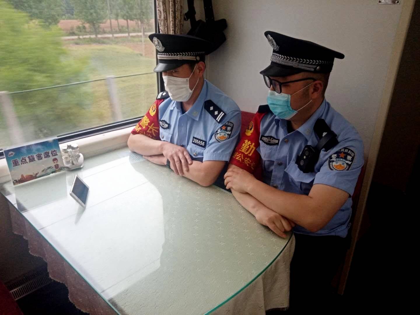 陕西安康铁路民警集中观看全国"两会"直播盛况