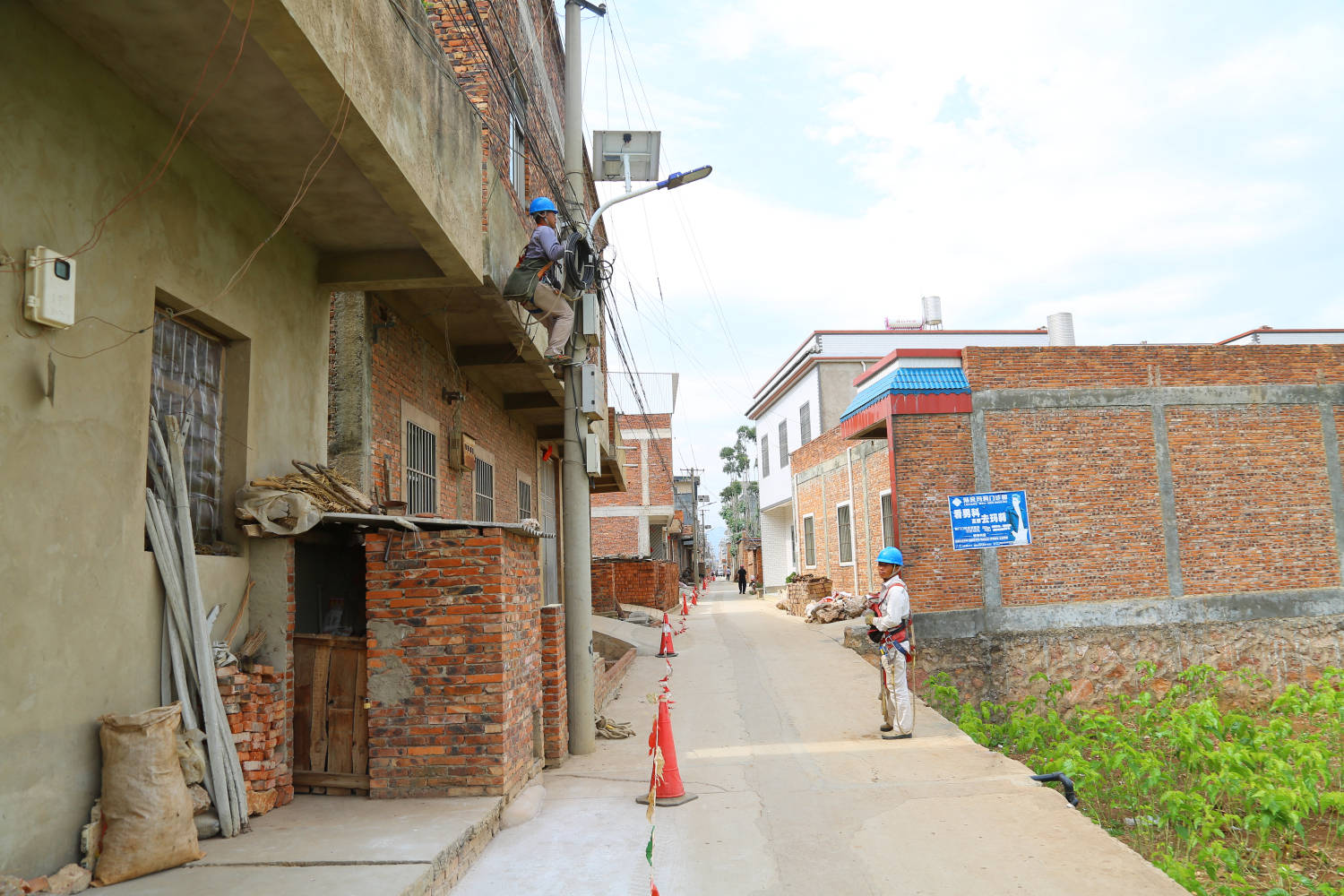 施工人员,头顶烈日奋战在陆良县三岔河镇白岩村400伏低压线路改造现场