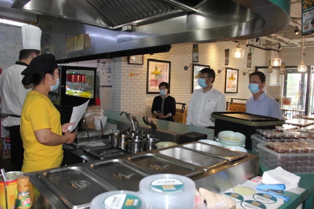 顺义区旺泉街道办事处主任周国忠带队检查全国两会服务保障工作