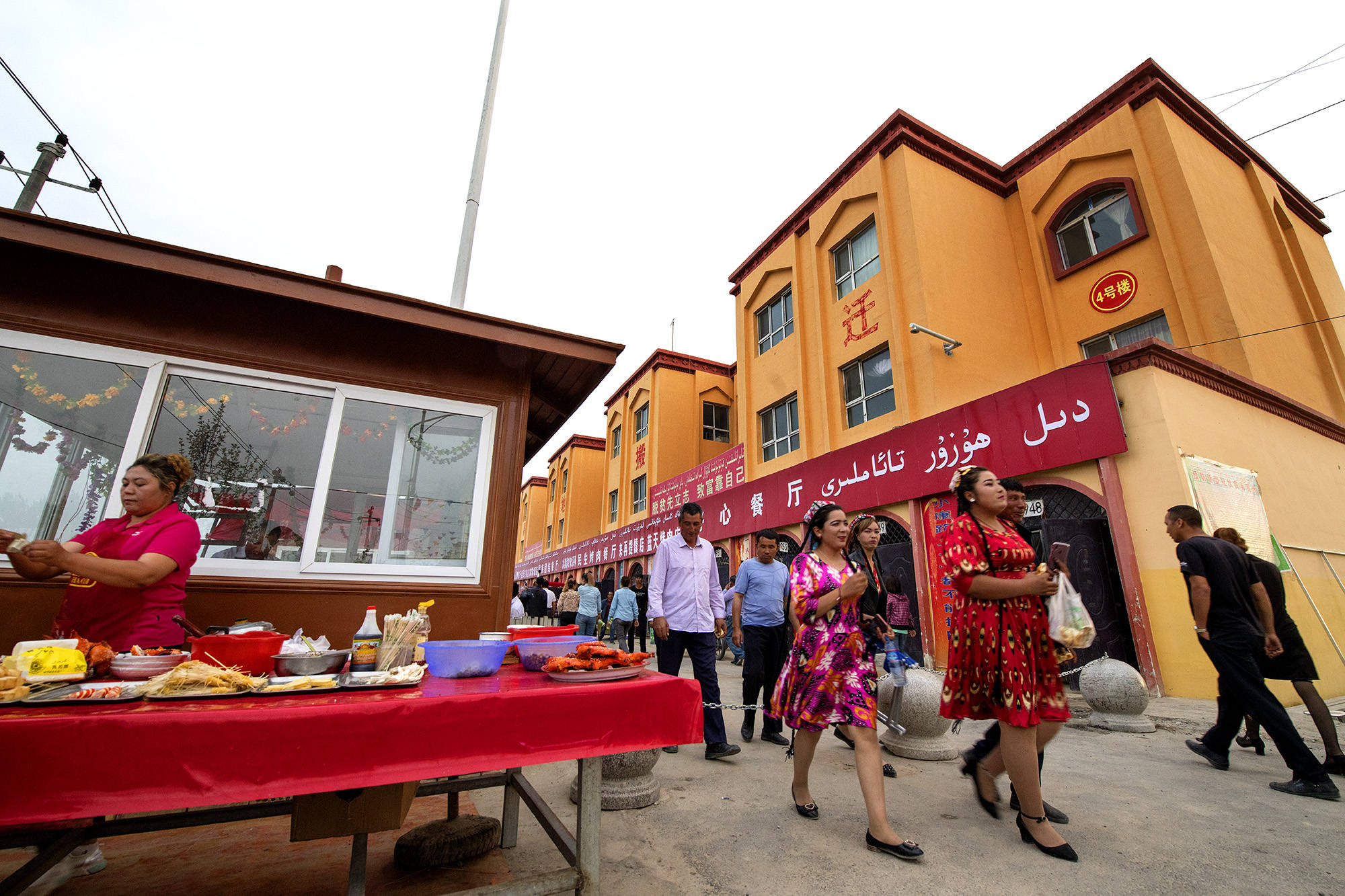 麦盖提县克孜勒阿瓦提乡易地扶贫搬迁农民有了自己的夜市