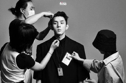 李佳琦登《时尚先生》2020月刊封面,黑色剪裁利落西装正面上镜,巨大