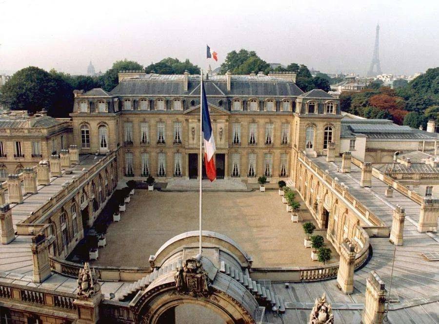 在香榭麗舍大街的東端有愛麗捨宮 palais de llysée