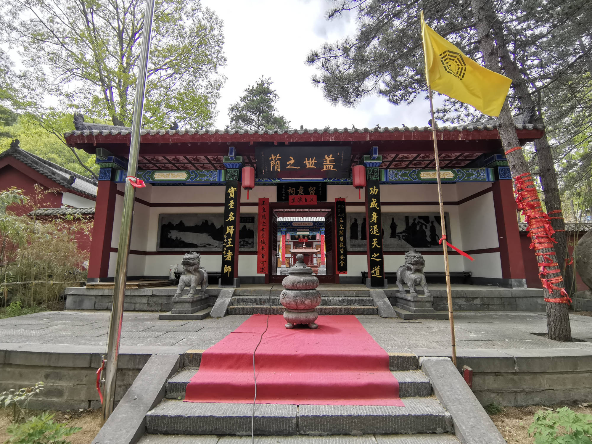 松林深处享浪漫看过千年留候祠,转身来到前方的森林氧吧,这是一片由