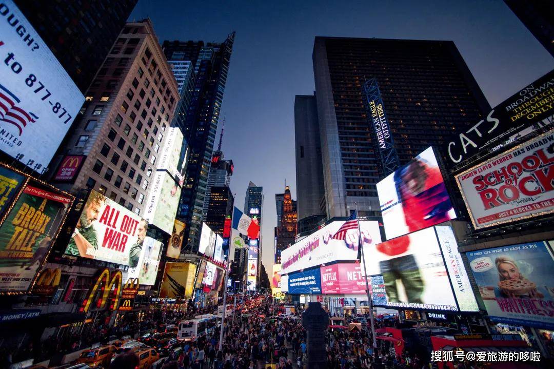 纽约时代广场的人潮汹涌是不分白天与黑夜的.