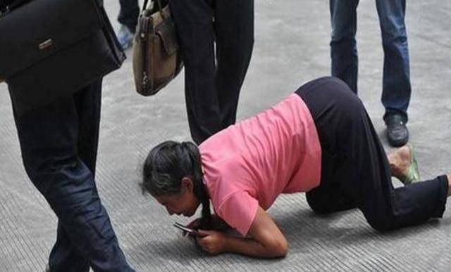 妈妈下跪哀求女儿卖房救父女儿愤愤不平怎么不让你儿子卖