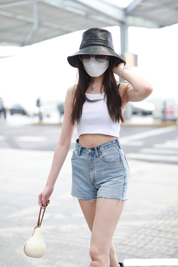 张天爱穿露脐装拍大片,"大肚子"引热议,被指"感觉有孕娠纹"