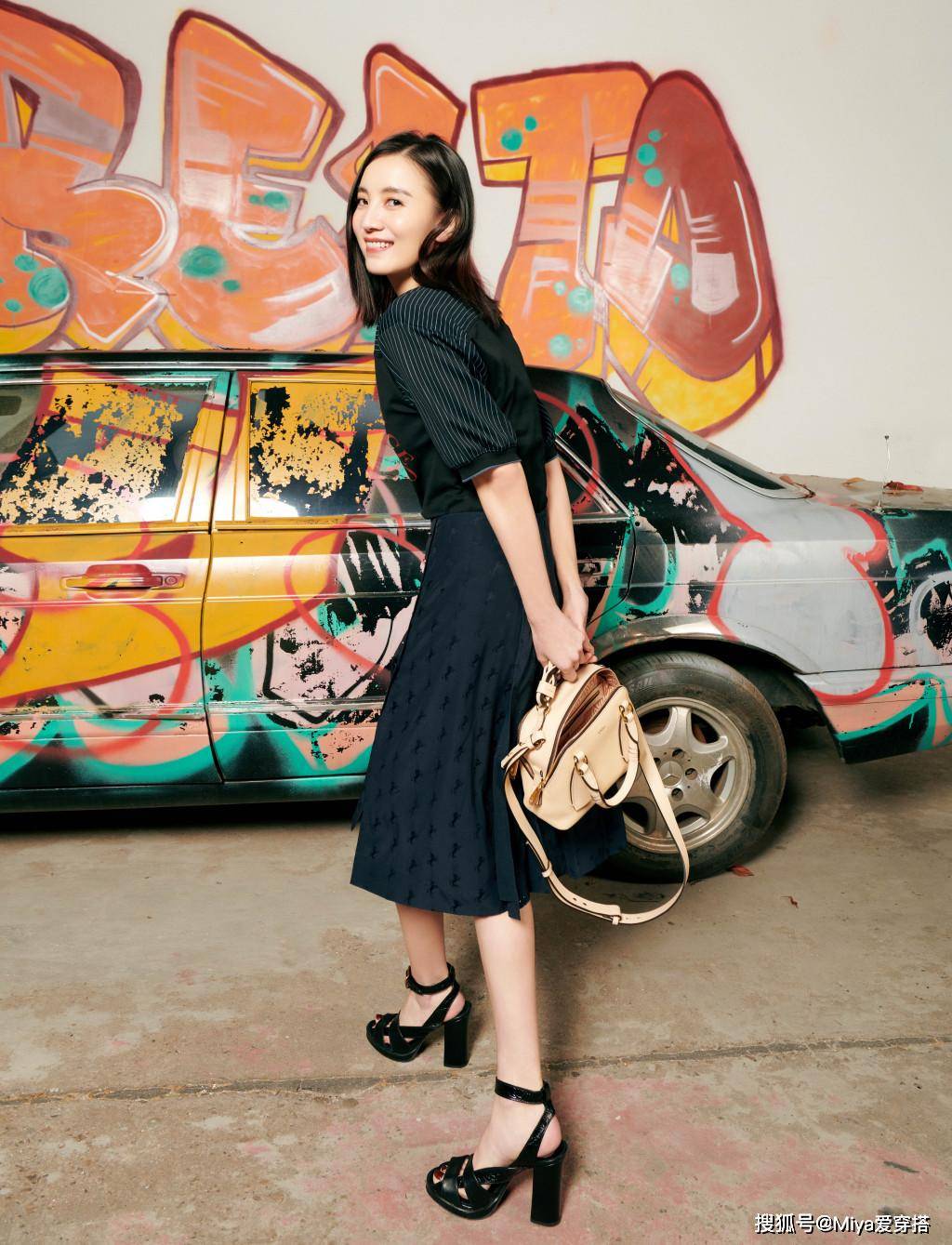 40岁宋佳状态非常好穿灰色西装三件套尽显率性眼神犀利很霸气