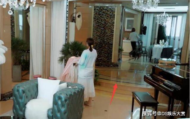 原创姜潮靠录综艺一年换一套豪宅客厅大如篮球场花园可以开party