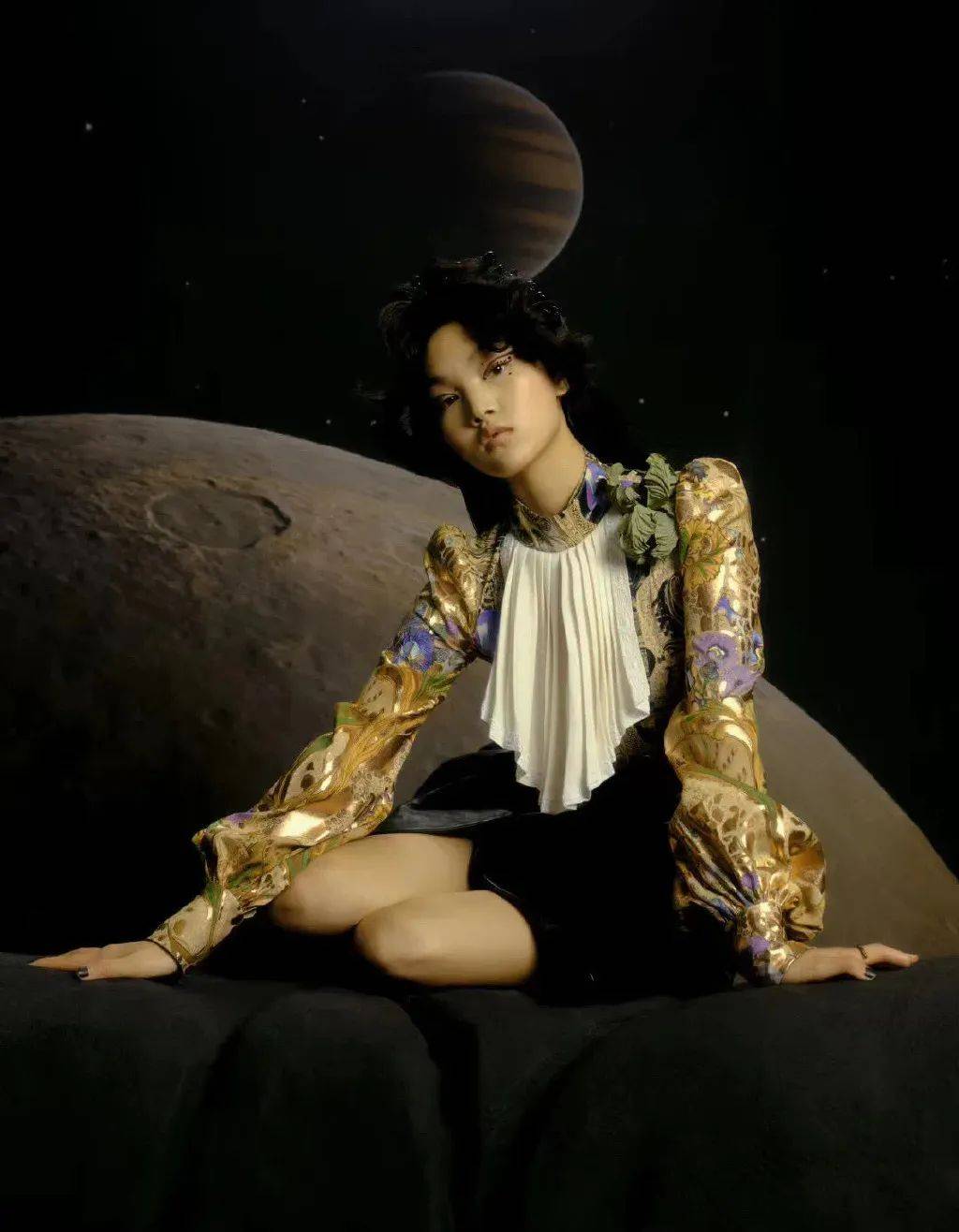 项偞婧出镜杂志大片 新面孔学员亮相中国时装周