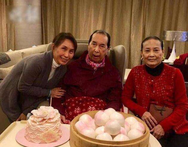 何鸿燊从小出生在一个人口众多的大家庭,13个兄弟姐妹中,何鸿燊排老九