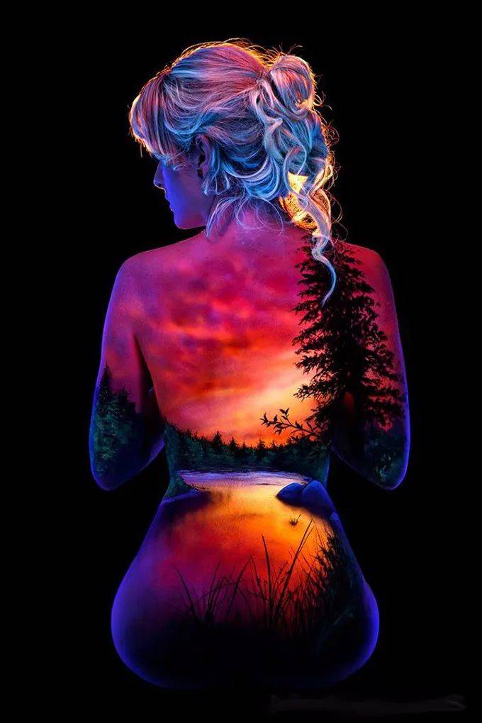 艺术家约翰的涂画荧光人体彩绘美到没有边际