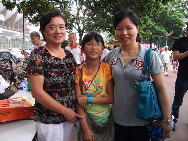 他在退役之后和大自己21岁的教练曹新明走到了一起,当时她的家人非常