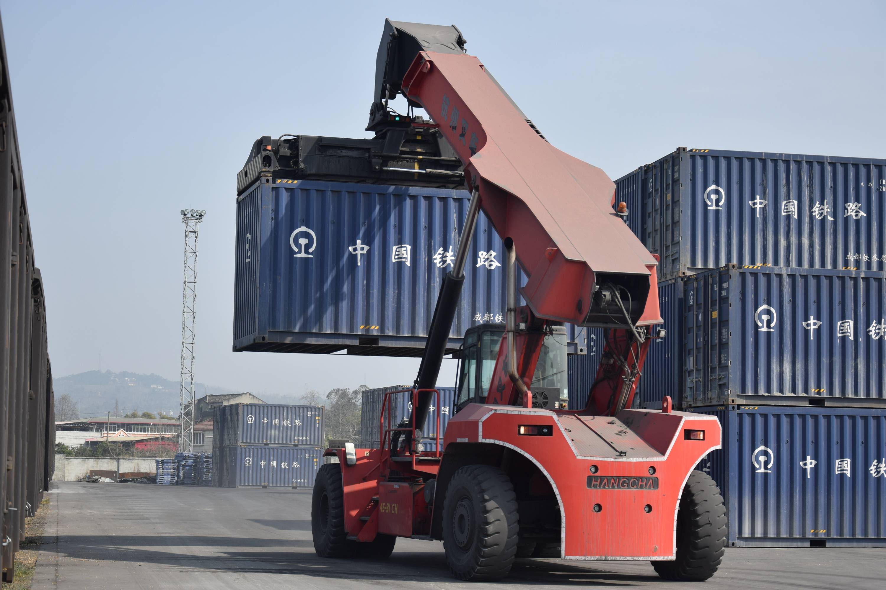 江油站全力迎战装卸车高峰助力地方经济发展