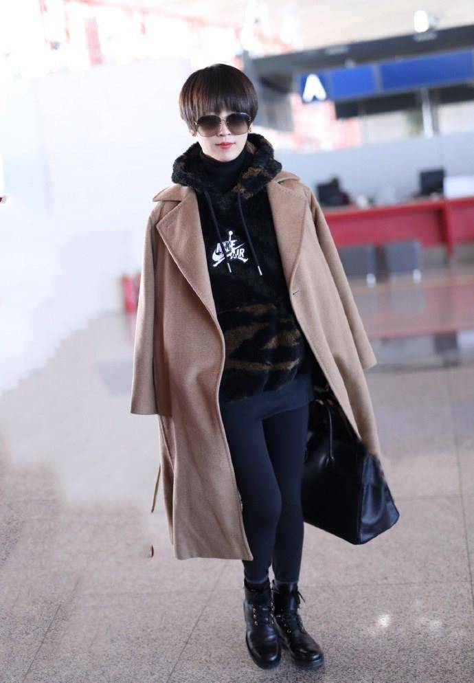 36岁谢楠真奢华,穿700卫衣配12万包走机场,大冬天秀腿美到我了