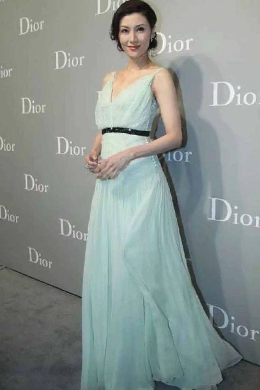 李嘉欣九十年代旧照曝光是不是纯天然美女一目了然