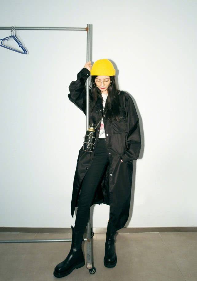 原创离婚后的杨幂穿搭更潮了黑风衣配马丁靴帅气十足说她22岁我也信