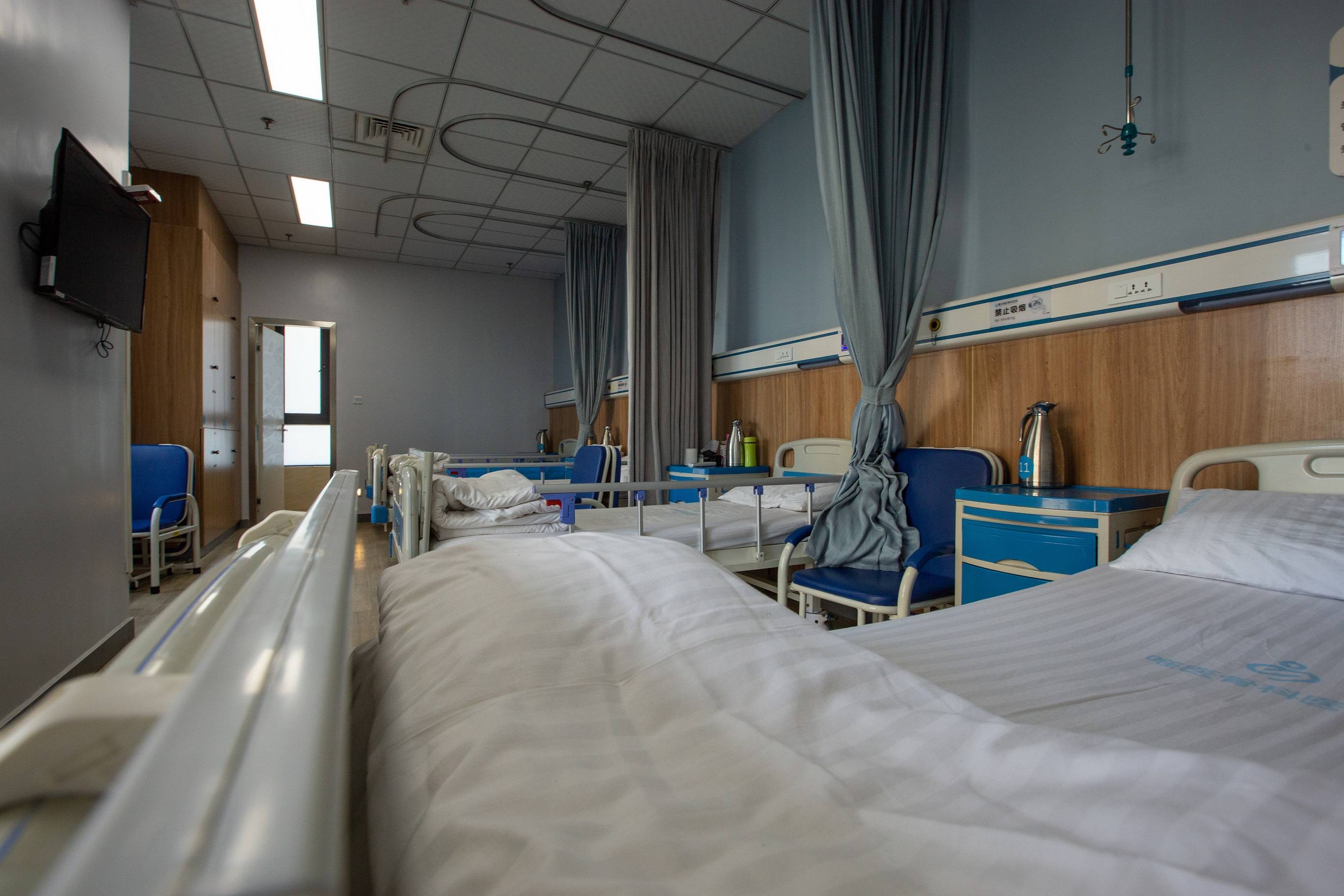 猜猜唯医骨科里护士站里两个男医护人员在干啥呢?