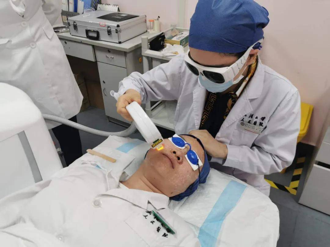 武汉大学人民医院医疗美容科体验无痛嫩肤新光子金皇后cc光