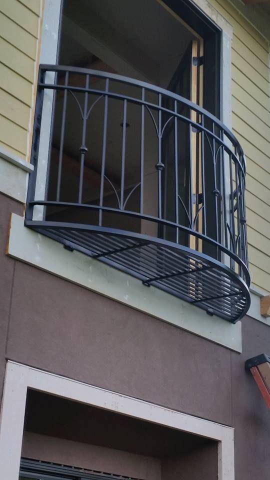 没有阳台拆了窗户装推拉门,外面再加半截护栏!
