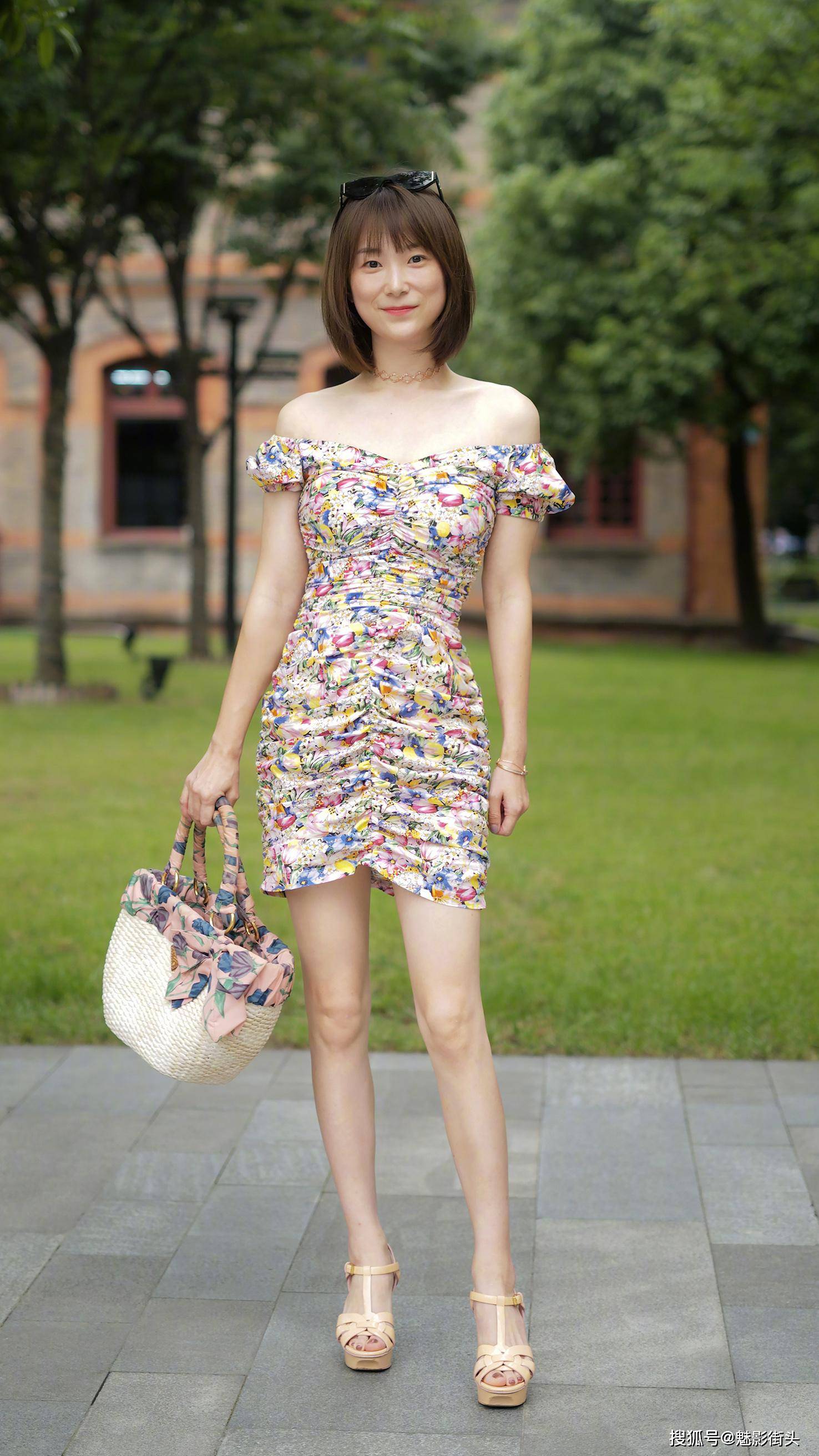 炎炎夏日身姿曼妙的姑娘选择一字肩服饰做个锁骨美人挺好