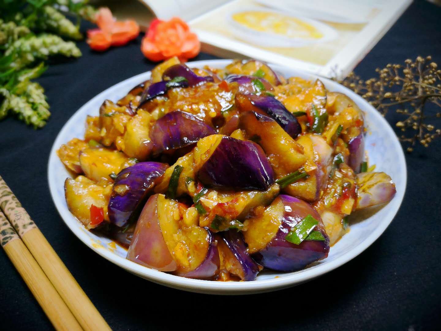 炒茄子有人过油,有人直接炒都不对,教你正确做法,不油不发黑