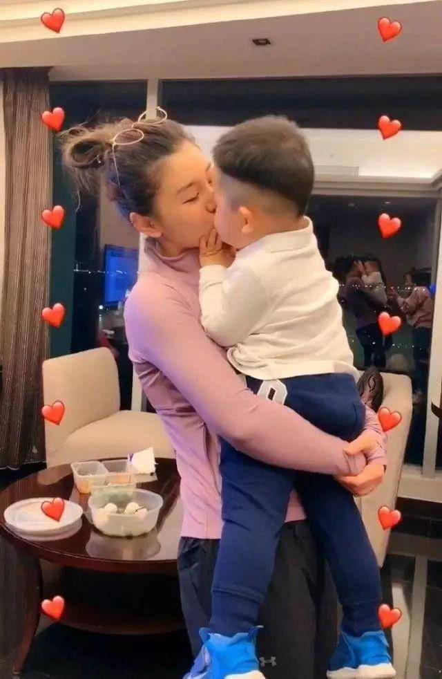 原创演冯巩女儿一举成名,出道至今从未拍吻戏,与老公王雷恩爱14年