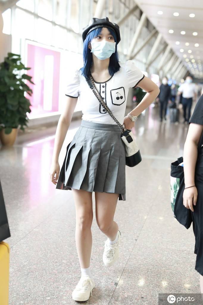 程潇 白色包边tee 灰色百褶裙 玩转bm风