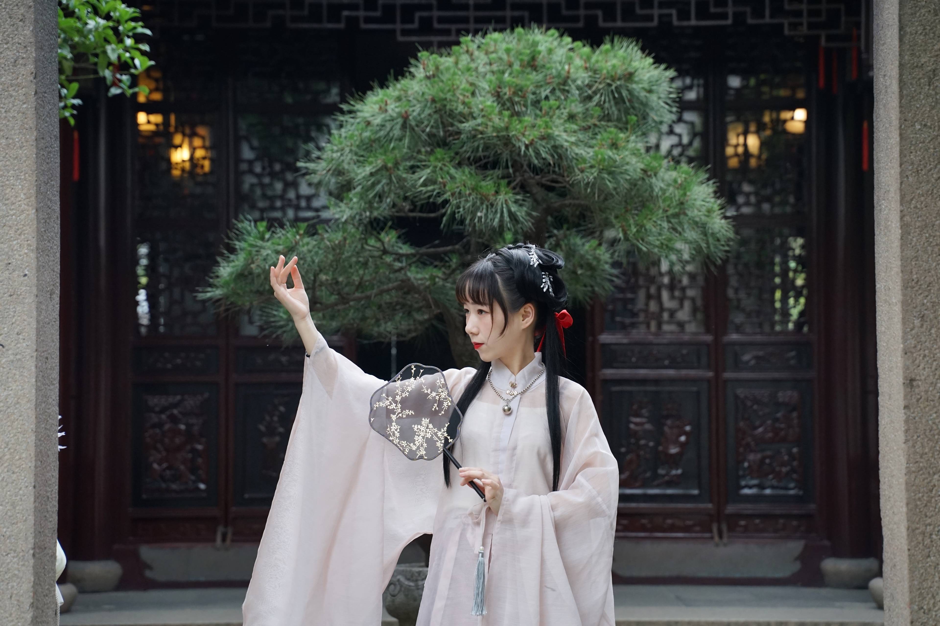 两名大学生身穿汉服来到苏州古典园林留园走秀,拍写真,向人们介绍传统