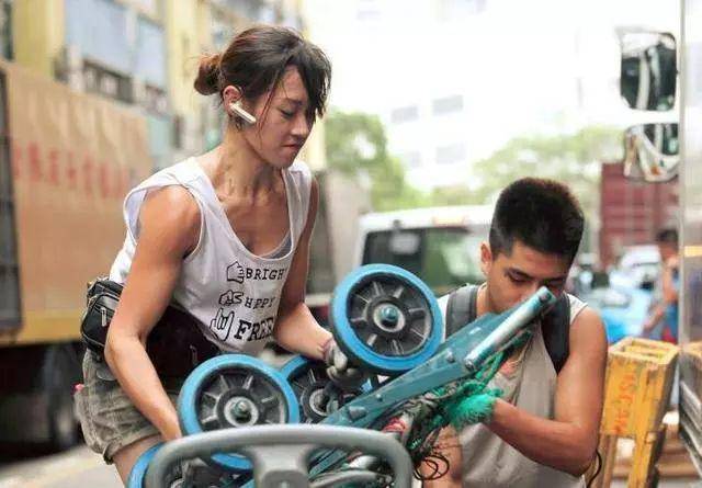 港版劳拉朱芊佩搬运货物十年被贴上独立自主新女性标签