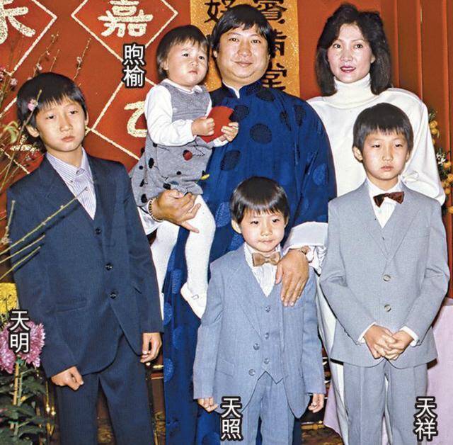 跟着洪金宝在香港生活的曹恩玉为洪金宝生下了3个儿子,一个女儿,他们